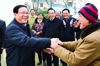 2月3日，春節(jié)后上班第一天，省委書記李強(qiáng)來我市基層走訪調(diào)研，看望鹽城“6.23”特大龍卷風(fēng)冰雹災(zāi)害受災(zāi)群眾。.jpg